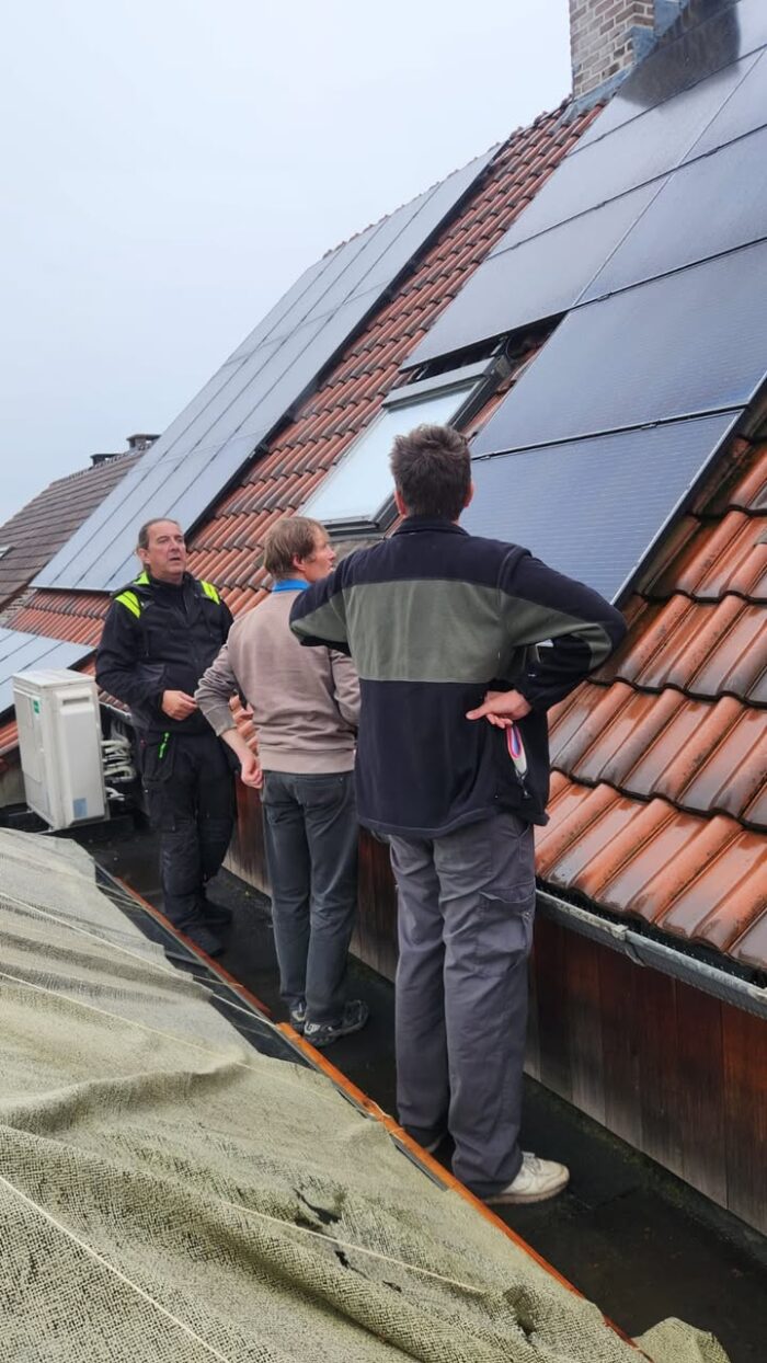 Vorige week hadden we de eer om onze expertise te delen met medewerkers van het Instituut voor Natuur en Bosonderzoek. Hun doel is om de schade die steenmarters kunnen aanrichten beter in kaart te brengen en inzicht te krijgen in doeltreffende, definitieve methoden om deze dieren uit woningen te weren.

Als specialisten in diervriendelijke marterpreventie was het voor ons een genoegen om onze kennis en praktijkervaring over te dragen. We geloven sterk in het delen van expertise om samen tot betere oplossingen te komen voor mens en dier.